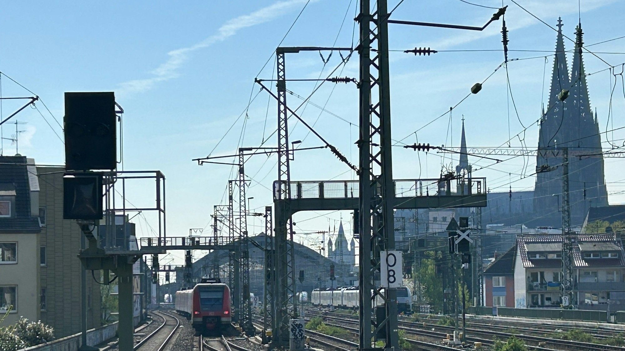 Eine S-Bahn fährt vom Hansaring Richtung Hauptbahnhof. Ab 2026 wird der gesamte Zugverkehr von einem neuen elektronischen Stellwerk aus gemanagt.