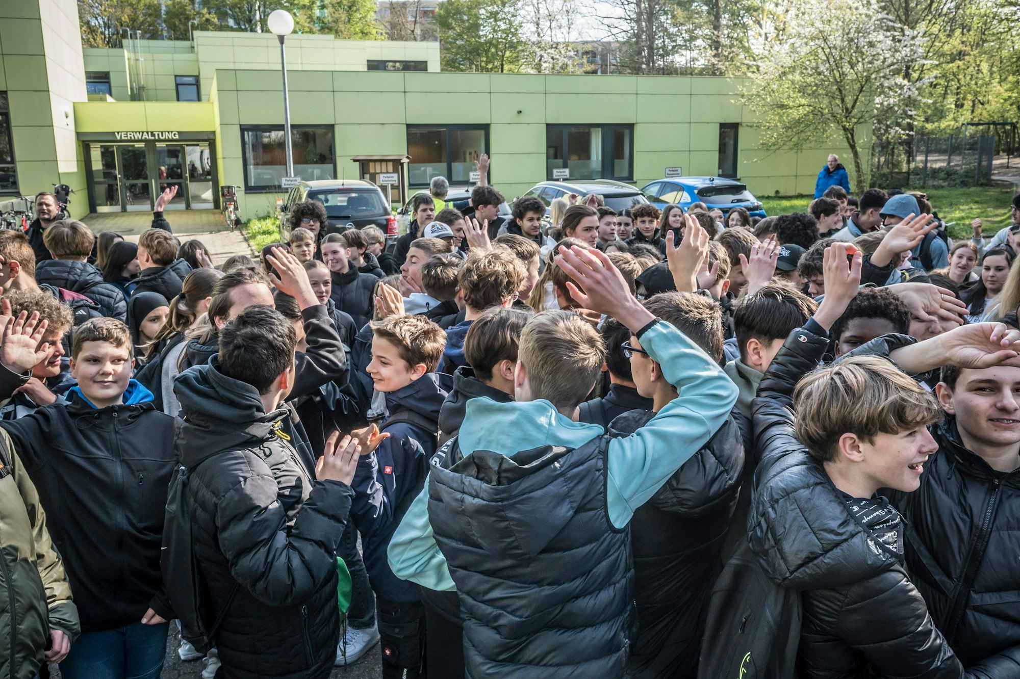 Beim sxmbolischen Umzug der Schülerinnen und Schüler der Theodor-Heuss-Realschule führte der Weg auch durch den Bürgerbusch. Foto: Ralf Krieger