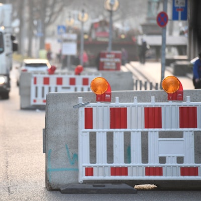 Betonblockaden auf einer Zufahrtsstraße.