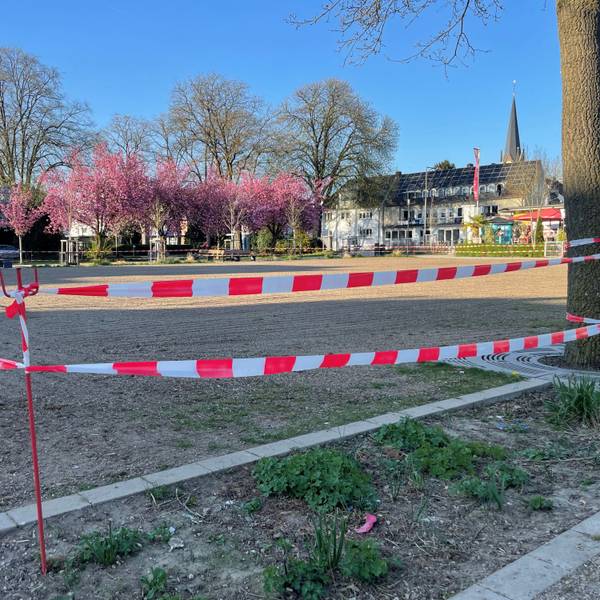 Betreten verboten: Im Alten Stadtpark Leichlingen soll neuer Rasen wachsen.