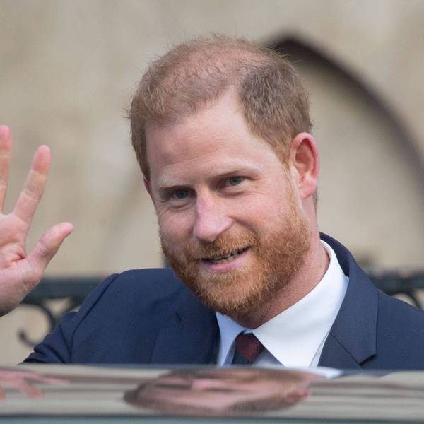 Prinz Harry steigt nach einem Gerichtstermin in London eilig in einen Wagen.