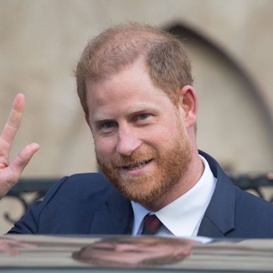 Prinz Harry steigt nach einem Gerichtstermin in London eilig in einen Wagen.