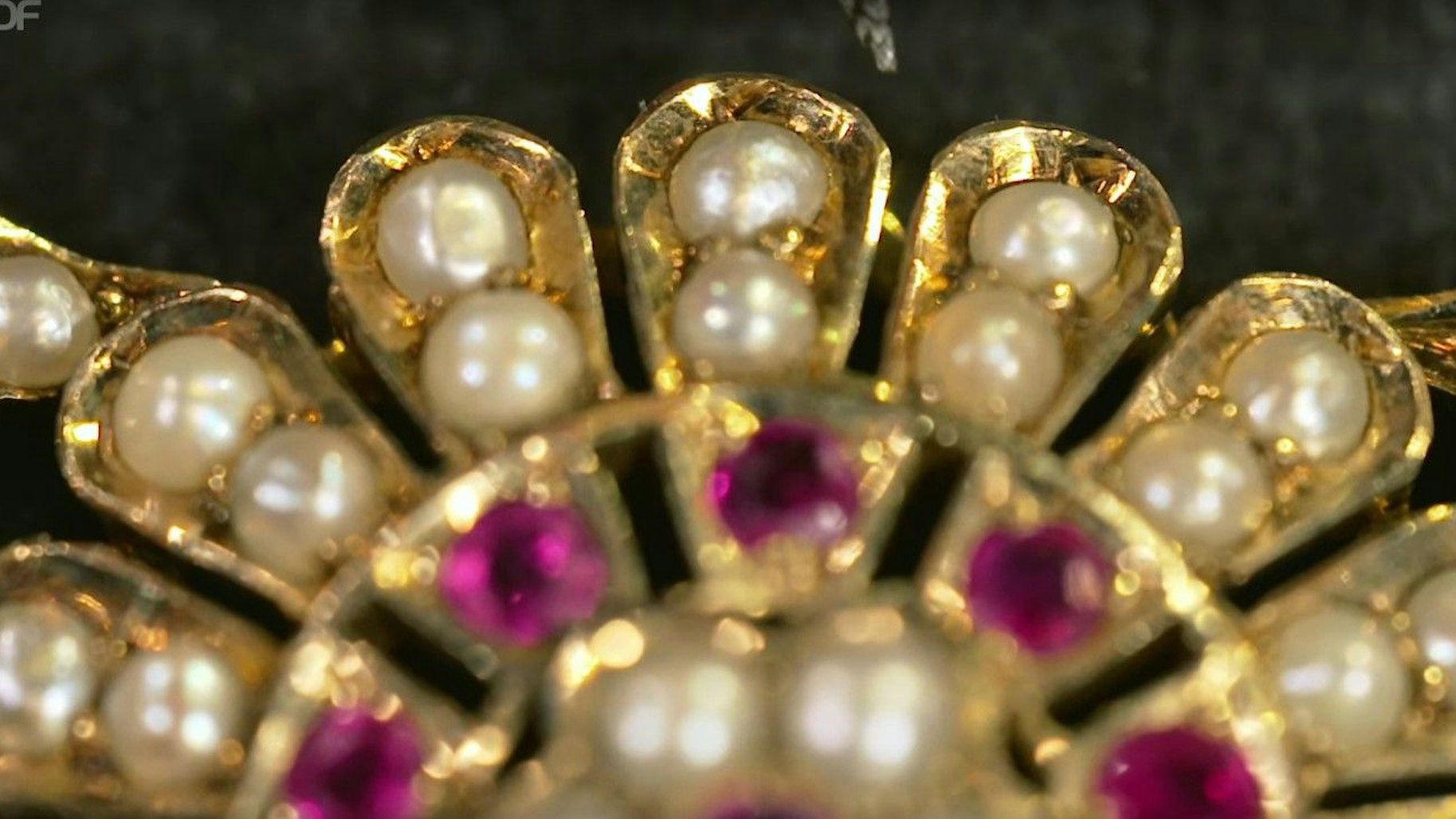 Die weißen Perlen und die rubinroten Steine deuteten laut „Bares für Rares“-Experin auf einen Brautschmuck hin.