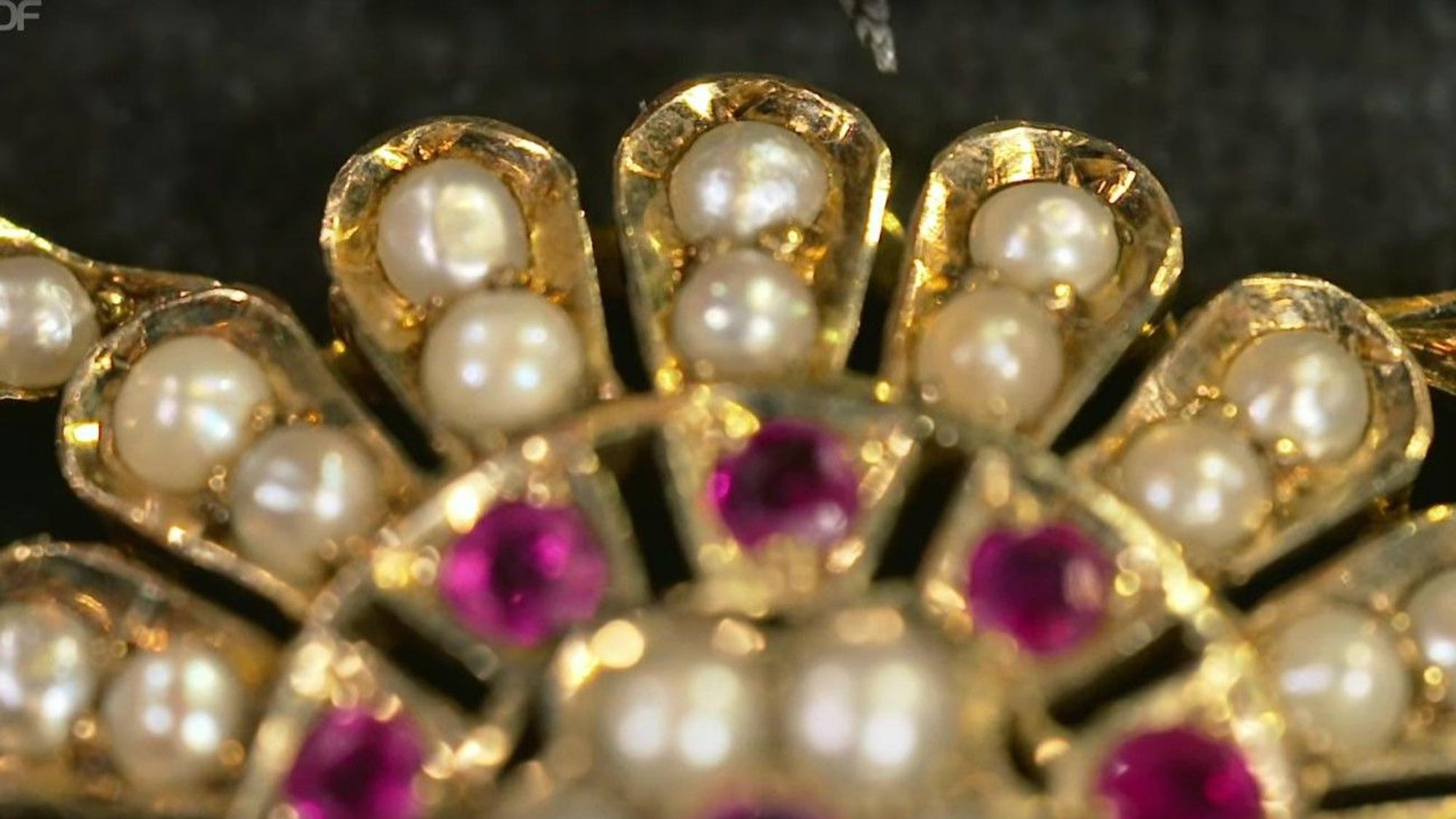 Die weißen Perlen und die rubinroten Steine deuteten laut „Bares für Rares“-Experin auf einen Brautschmuck hin.