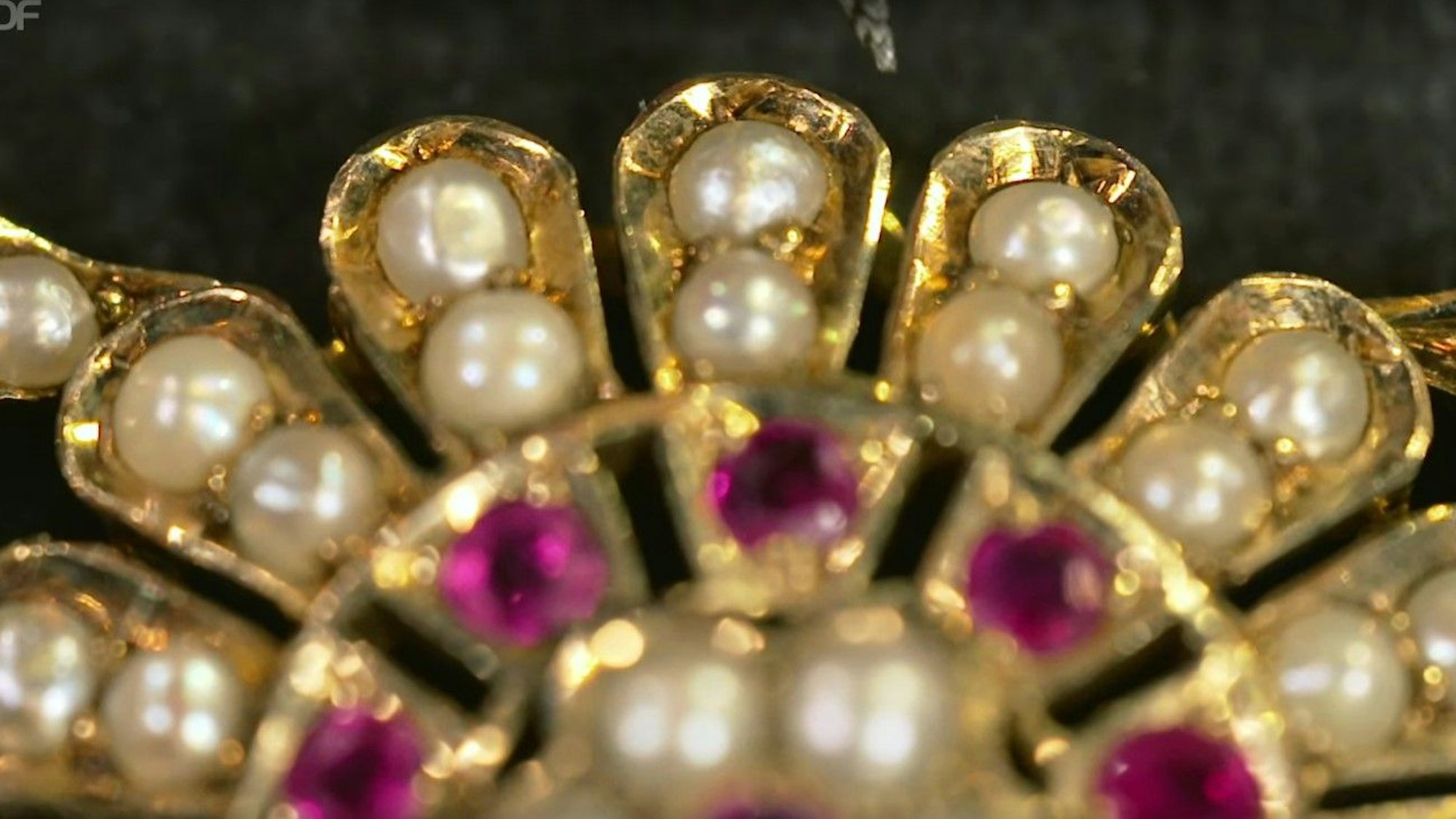 Die weißen Perlen und die rubinroten Steine deuteten laut „Bares für Rares“-Experin auf einen Brautschmuck hin.