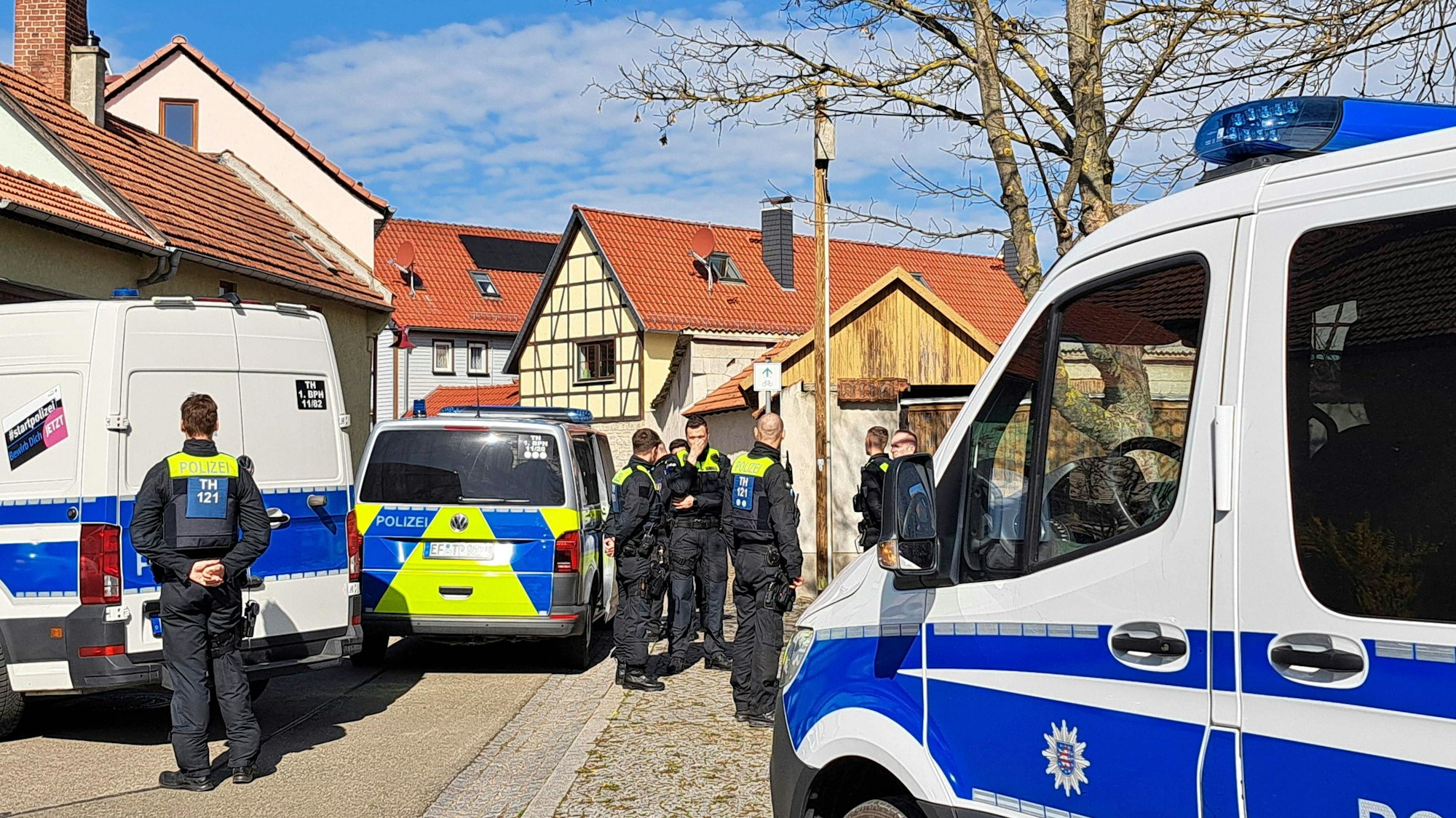 Polizeibeamte sichern die Umgebung um einen Tatort in Klettbach. Vier Menschen sind im thüringischen Klettbach im Weimarer Land tot aufgefunden worden. Das bestätigte ein Sprecher der Staatsanwaltschaft Erfurt.