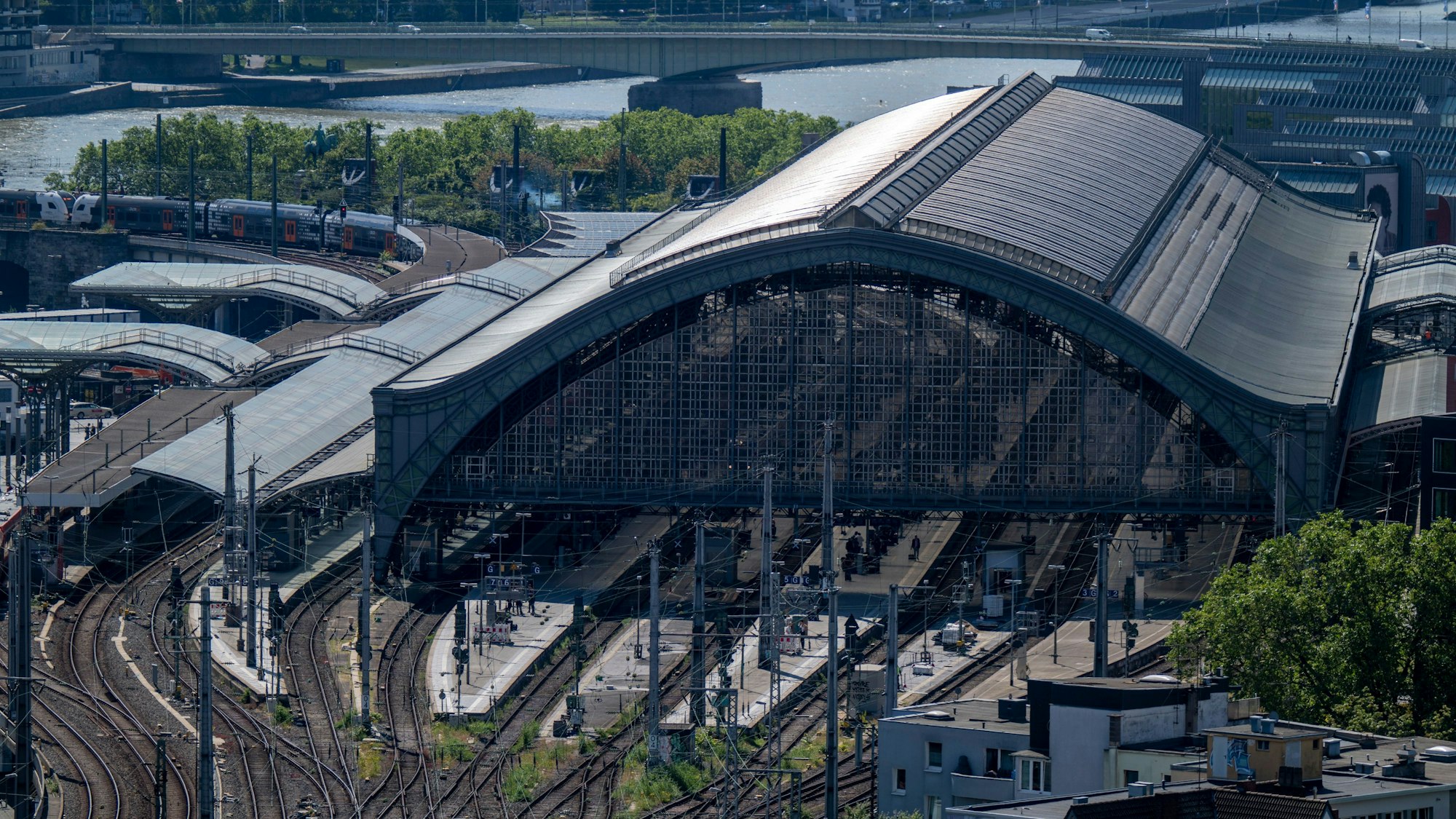 13.06.2024, Köln: Blick auf den Hauptbahnhof. Vom Dach des Hansa-Hochhauses hat man einen guten Rundumblick. Foto: Uwe Weiser