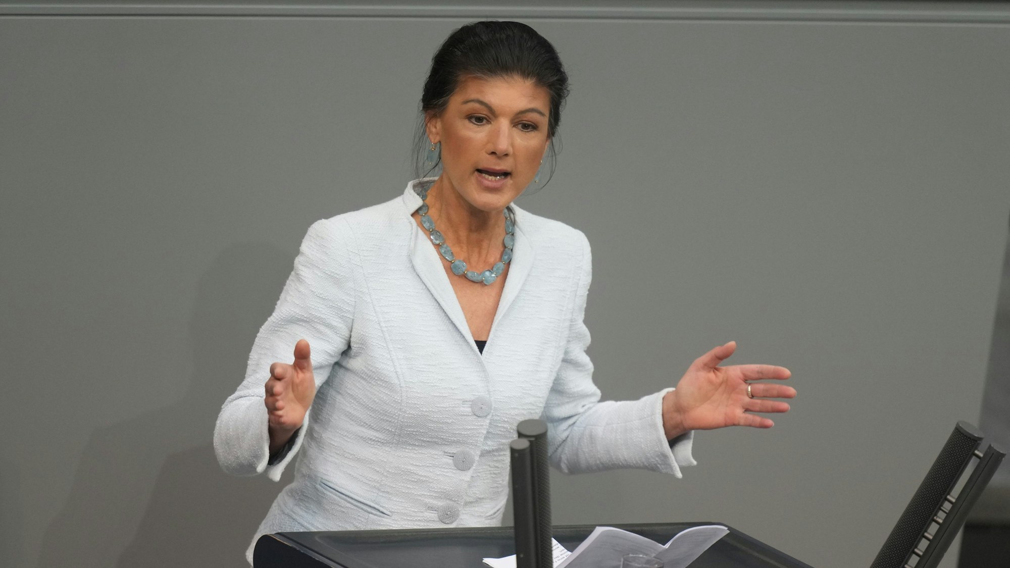 Sahra Wagenknecht, BSW-Bundesvorsitzende, spricht im Deutschen Bundestag.