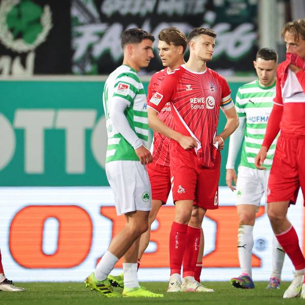 11.04.2025, Bayern, Fürth: Fußball: 2. Bundesliga, SpVgg Greuther Fürth - 1. FC Köln, 29. Spieltag im Sportpark Ronhof Thomas Sommer. Die Spieler beider Mannschaften stehen nach dem Abpfiff auf dem Platz. Foto: Daniel Karmann/dpa - WICHTIGER HINWEIS: Gemäß den Vorgaben der DFL Deutsche Fußball Liga bzw. des DFB Deutscher Fußball-Bund ist es untersagt, in dem Stadion und/oder vom Spiel angefertigte Fotoaufnahmen in Form von Sequenzbildern und/oder videoähnlichen Fotostrecken zu verwerten bzw. verwerten zu lassen. +++ dpa-Bildfunk +++