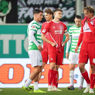 11.04.2025, Bayern, Fürth: Fußball: 2. Bundesliga, SpVgg Greuther Fürth - 1. FC Köln, 29. Spieltag im Sportpark Ronhof Thomas Sommer. Die Spieler beider Mannschaften stehen nach dem Abpfiff auf dem Platz. Foto: Daniel Karmann/dpa - WICHTIGER HINWEIS: Gemäß den Vorgaben der DFL Deutsche Fußball Liga bzw. des DFB Deutscher Fußball-Bund ist es untersagt, in dem Stadion und/oder vom Spiel angefertigte Fotoaufnahmen in Form von Sequenzbildern und/oder videoähnlichen Fotostrecken zu verwerten bzw. verwerten zu lassen. +++ dpa-Bildfunk +++
