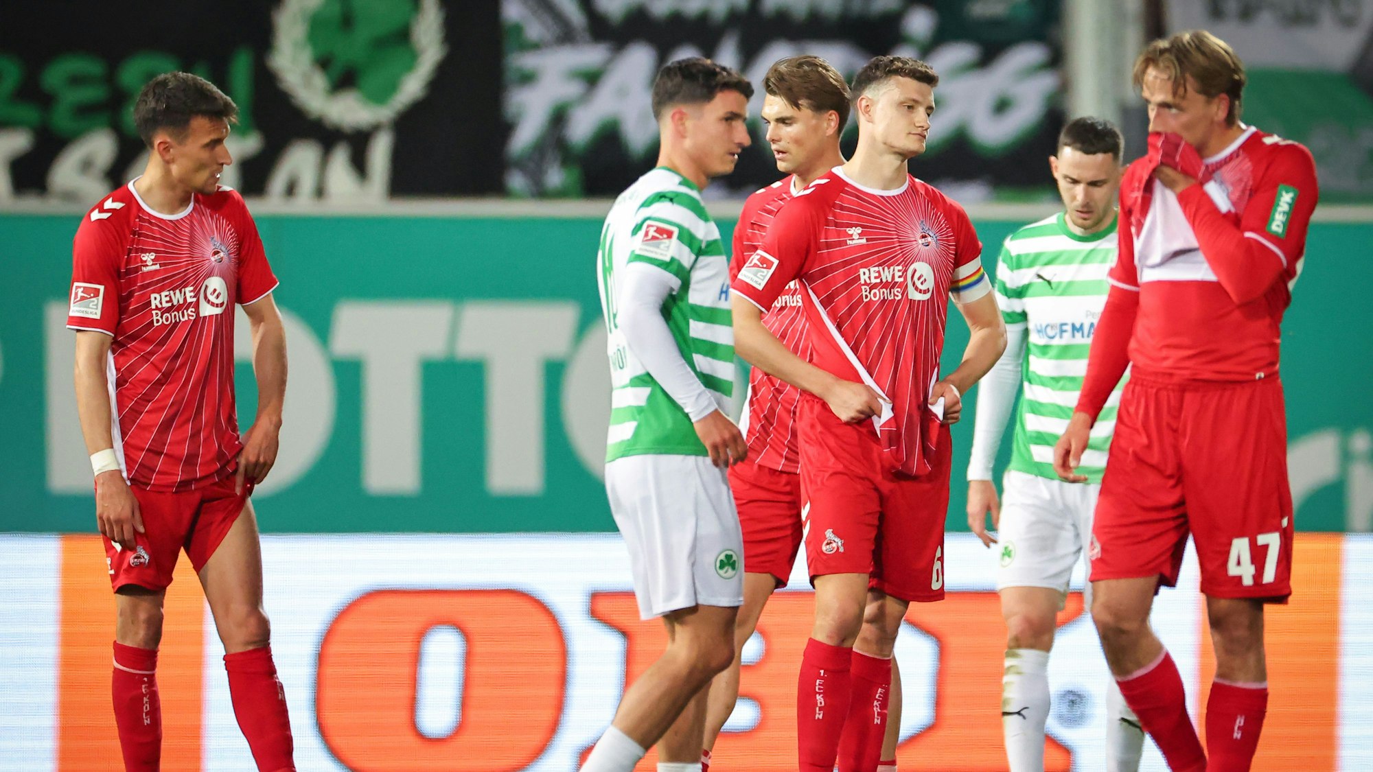 11.04.2025, Bayern, Fürth: Fußball: 2. Bundesliga, SpVgg Greuther Fürth - 1. FC Köln, 29. Spieltag im Sportpark Ronhof Thomas Sommer. Die Spieler beider Mannschaften stehen nach dem Abpfiff auf dem Platz. Foto: Daniel Karmann/dpa - WICHTIGER HINWEIS: Gemäß den Vorgaben der DFL Deutsche Fußball Liga bzw. des DFB Deutscher Fußball-Bund ist es untersagt, in dem Stadion und/oder vom Spiel angefertigte Fotoaufnahmen in Form von Sequenzbildern und/oder videoähnlichen Fotostrecken zu verwerten bzw. verwerten zu lassen. +++ dpa-Bildfunk +++