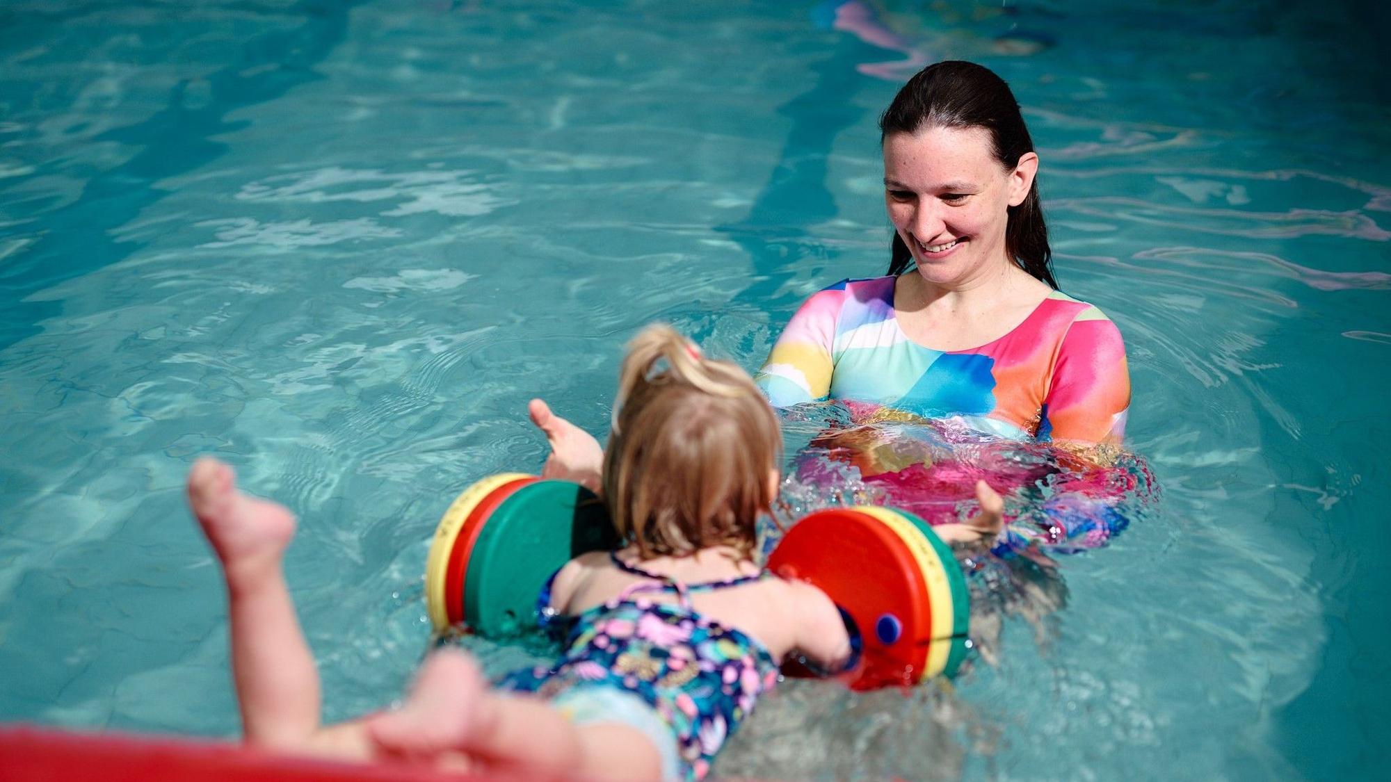 Samira Korves, Probandin und Schwimmlehrerin aus Münster, konnte mit dem bedingungslosen Grundeinkommen in ihre Schwimmschule investieren