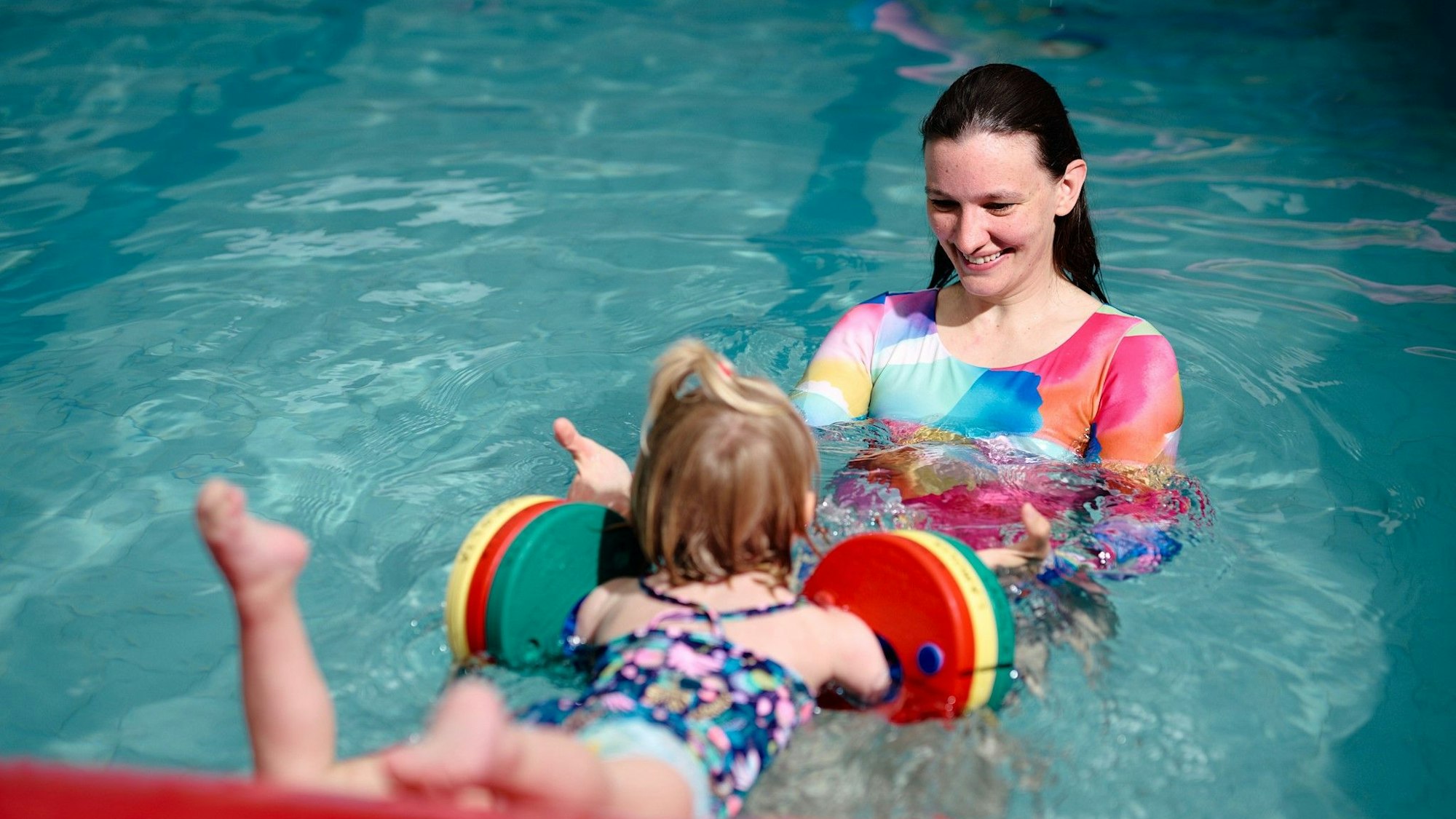 Samira Korves, Probandin und Schwimmlehrerin aus Münster, konnte mit dem bedingungslosen Grundeinkommen in ihre Schwimmschule investieren