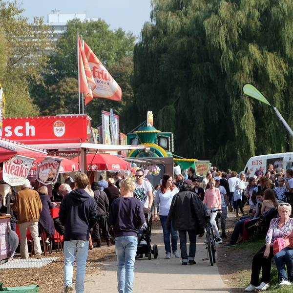 Die Kirmes in Rodenkirchen nimmt Schausteller aus Deutz auf (Archivbild).