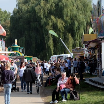 Die Kirmes in Rodenkirchen nimmt Schausteller aus Deutz auf (Archivbild).
