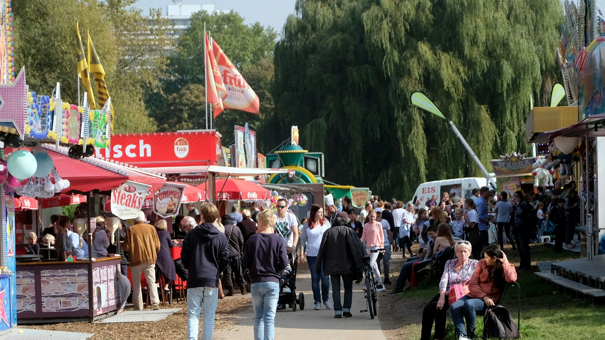 Die Kirmes in Rodenkirchen nimmt Schausteller aus Deutz auf (Archivbild).