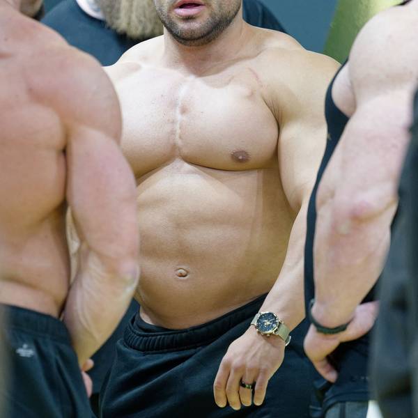 10.04.2025, Nordrhein-Westfalen, Köln: Bodybuilder zeigen sich mit nacktem, muskulösem Oberkörper an einem Stand für Nahrungsergänzungsmittel auf der Fitnessmesse "Fibo 2025". Die Messe präsentiert Fachbesuchern und Verbrauchern neue Trends rund um Fitness, Wellness und Gesundheit. Foto: Henning Kaiser/dpa +++ dpa-Bildfunk +++