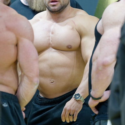 10.04.2025, Nordrhein-Westfalen, Köln: Bodybuilder zeigen sich mit nacktem, muskulösem Oberkörper an einem Stand für Nahrungsergänzungsmittel auf der Fitnessmesse "Fibo 2025". Die Messe präsentiert Fachbesuchern und Verbrauchern neue Trends rund um Fitness, Wellness und Gesundheit. Foto: Henning Kaiser/dpa +++ dpa-Bildfunk +++