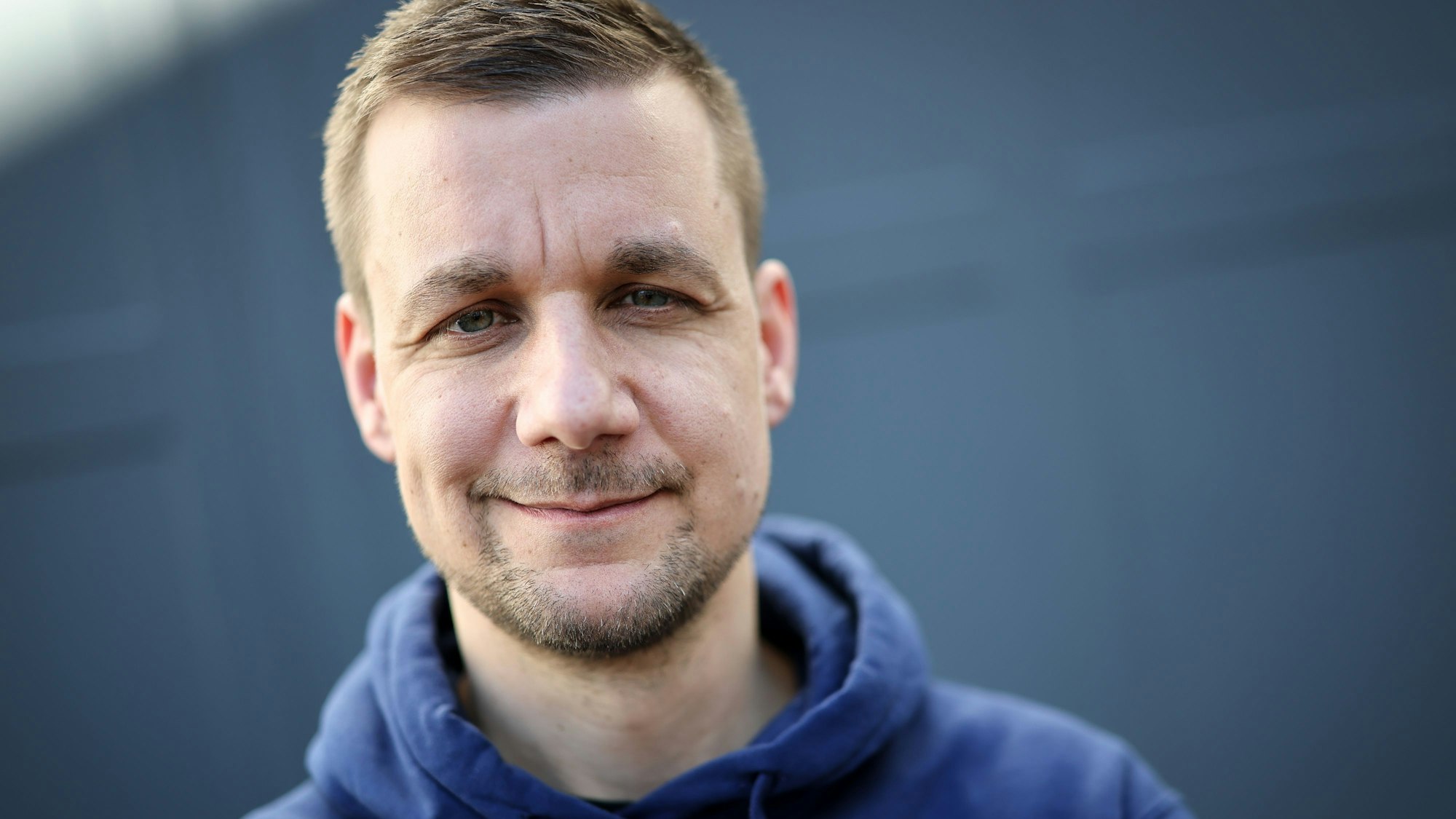 PRODUKTION - 17.03.2025, Hamburg: Tobi Schlegl, Journalist und Notfallsanitäter, bei einem Fototermin nach einem Interview. Schlegl ist mit seiner Mutter mehr als 700 Kilometer über den Jakobsweg gelaufen und hat über diese intensive Zeit das Buch «Leichtes Herz und schwere Beine» geschrieben. Das Buch erscheint am 4. April im Piper-Verlag. (zu dpa: «Tobias Schlegl hat seine Wanderblasen zu Fotoprojekt gemacht») Foto: Christian Charisius/dpa +++ dpa-Bildfunk +++
