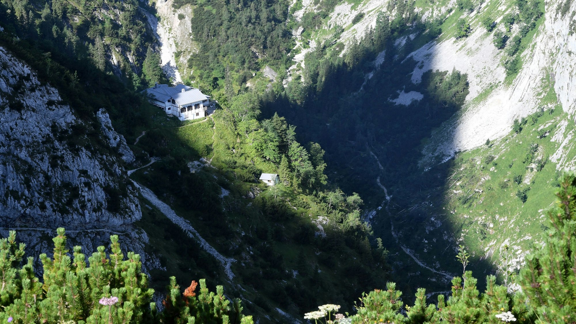 Ein Tourist verunglückte tödlich beim Bergsteigen im schneereichen Höllental (Archivbild)