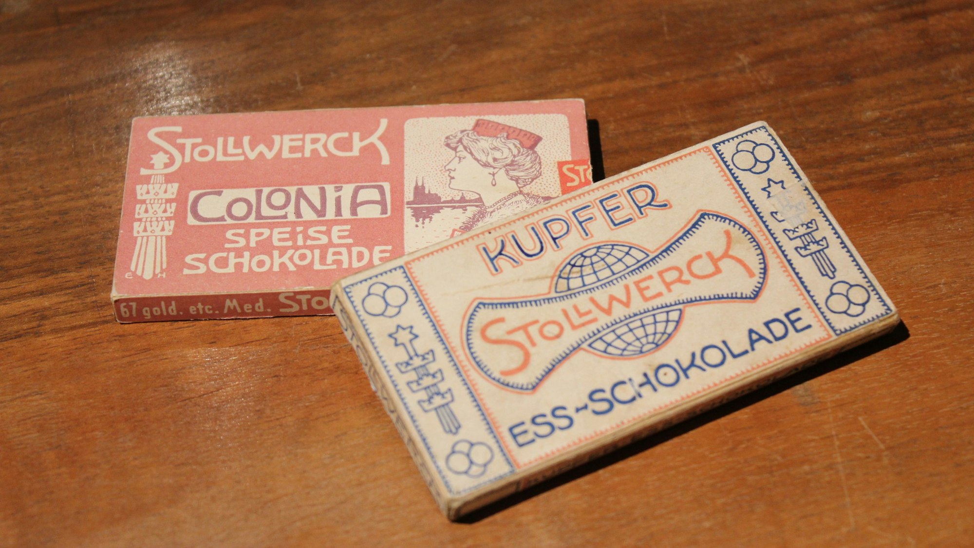Zwei Tafeln Stollwerck-Schokolade.