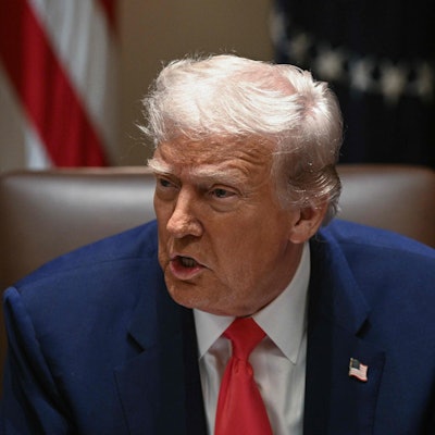 Donald Trump gibt sich zufrieden: 75 Länder seien bereit, mit den USA zu verhandeln, gab er an.