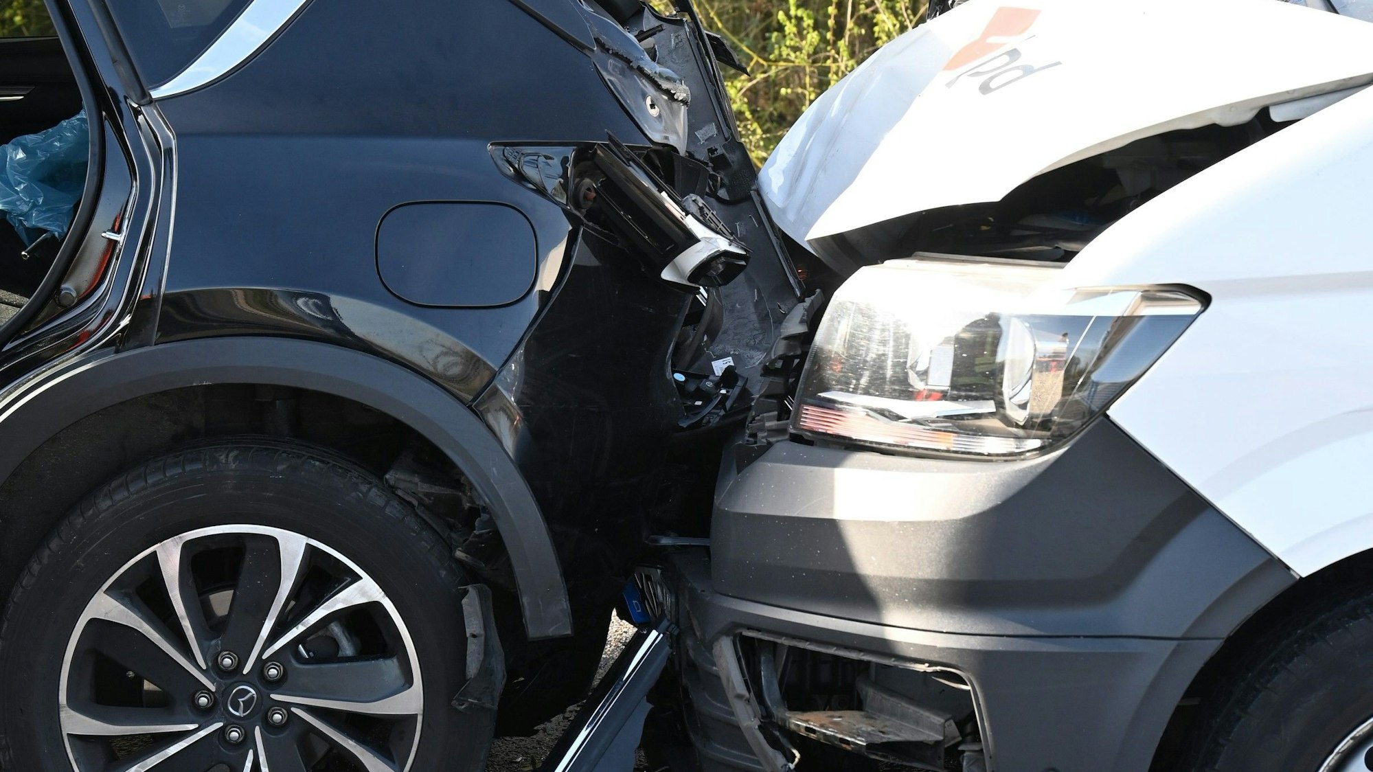 Das Bild zeigt zwei beschädigte Autos.