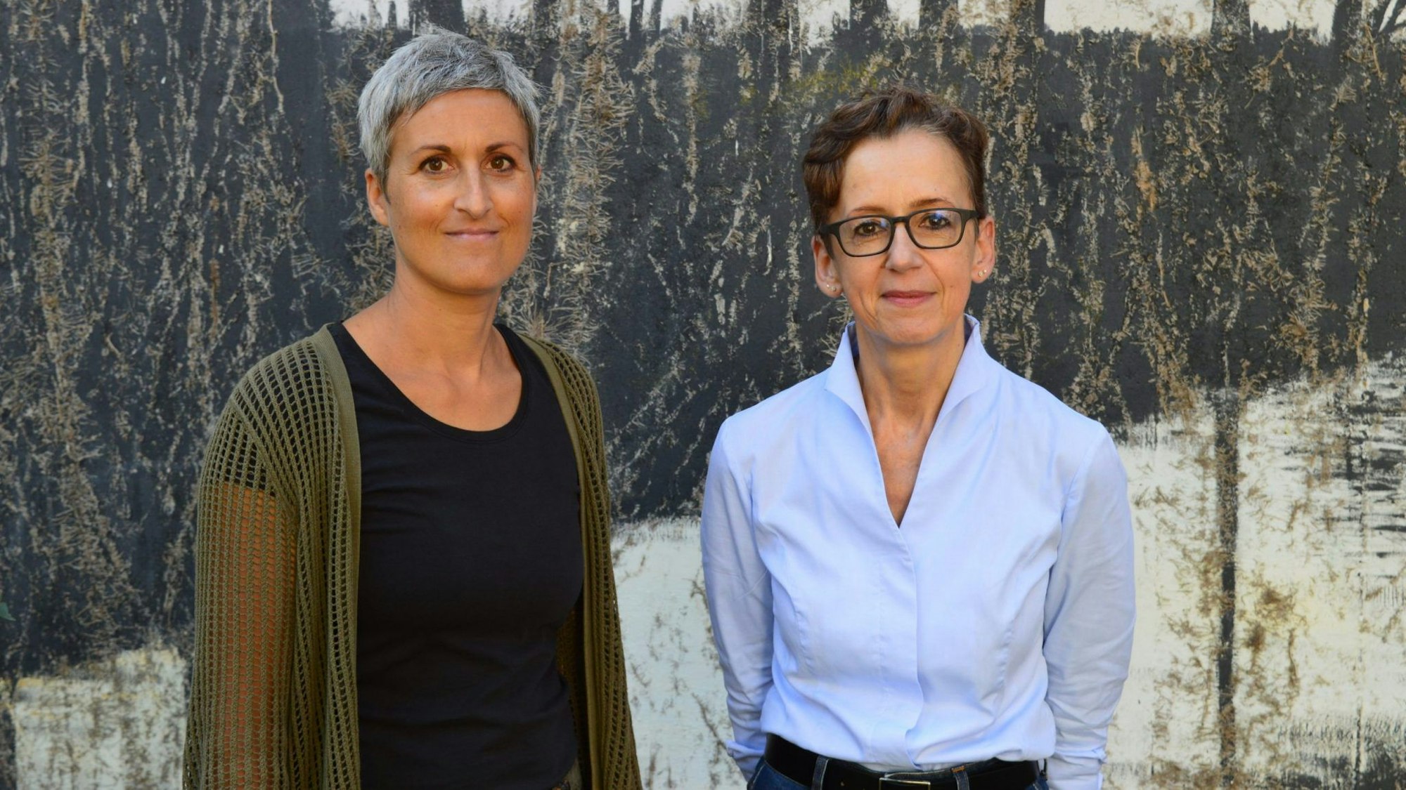 Auf dem Foto sind zwei Frauen zu sehen, es sind die Leiterinnen des Gutenberg-Gymnasium in Bergheim.