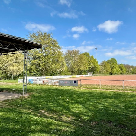 Zu sehen ist ein Aschenplatz.