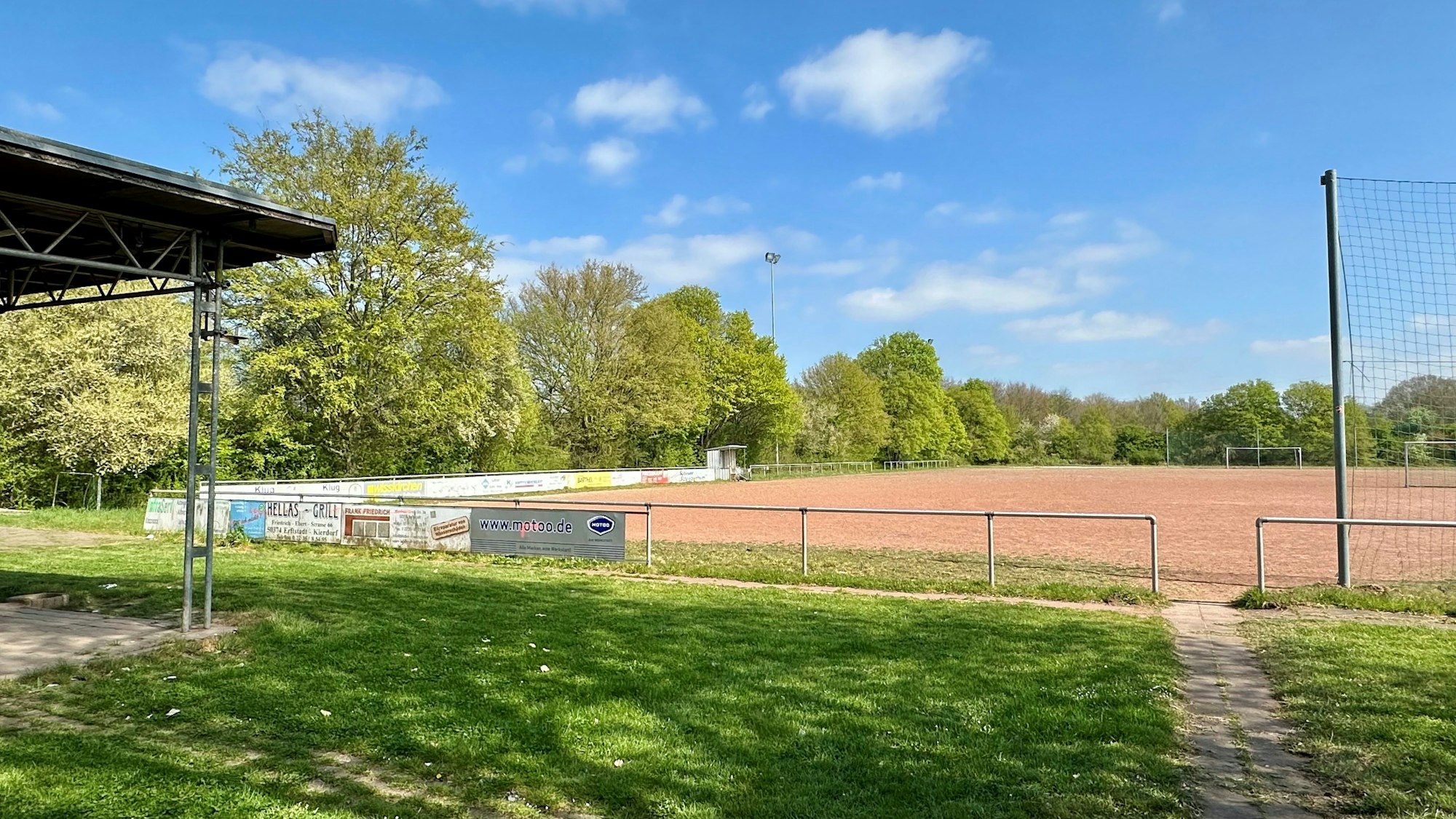 Zu sehen ist ein Aschenplatz.