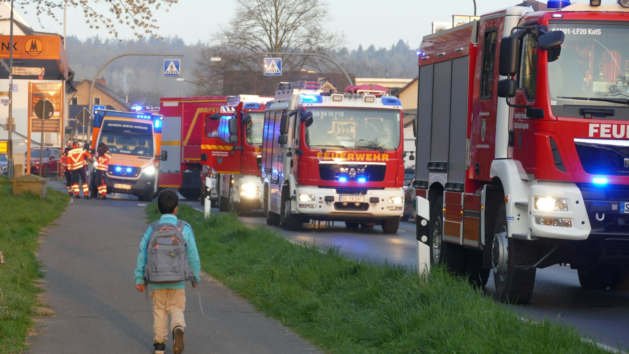 Zahlreiche Feuerwehrfahrzeuge standen auf der Pleistalstraße.