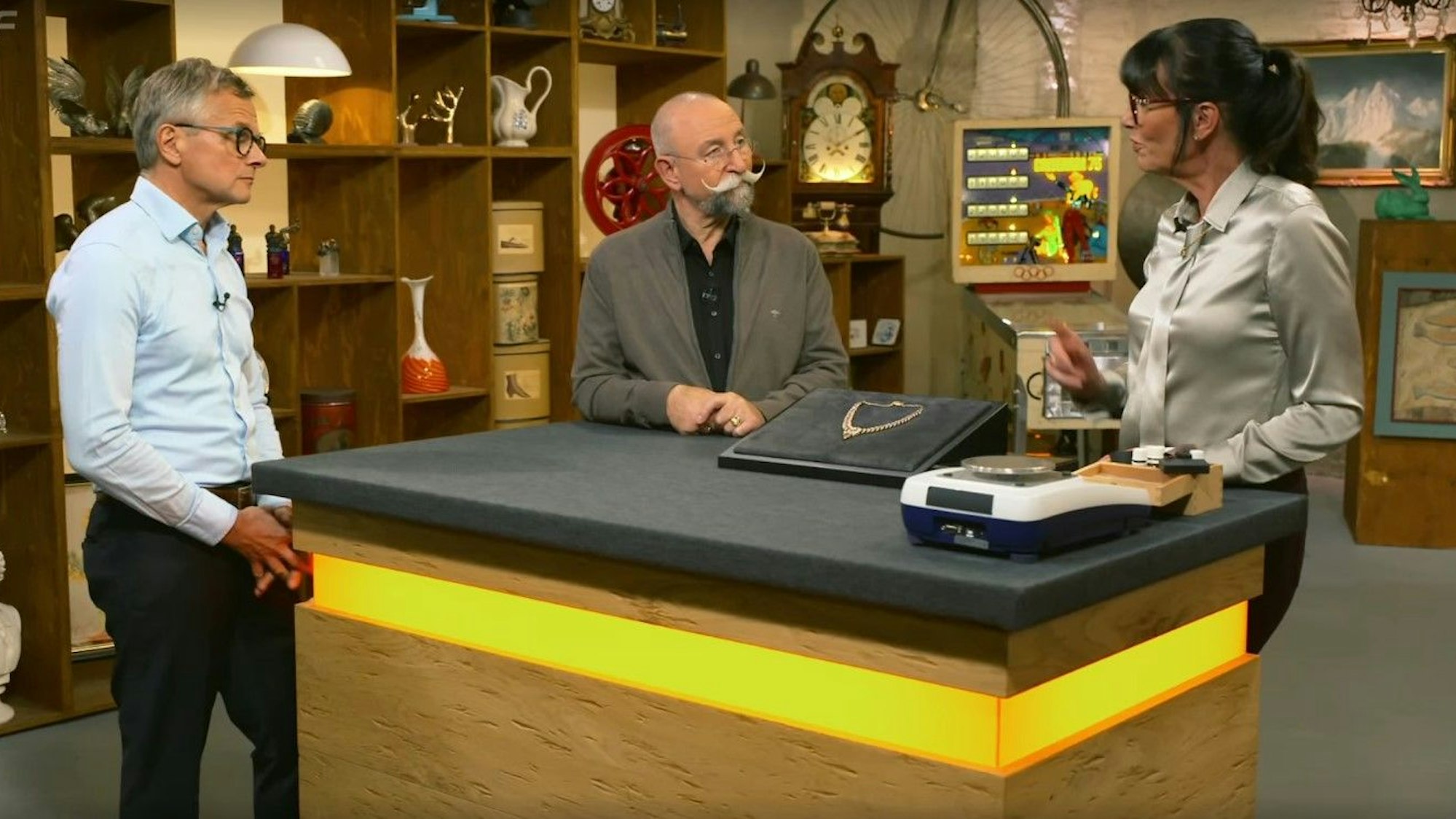 Claus Hasenkamp (v.l.) mit Horst Lichter und Expertin Heide Rezepa-Zabel bei „Bares für Rares“ im ZDF.