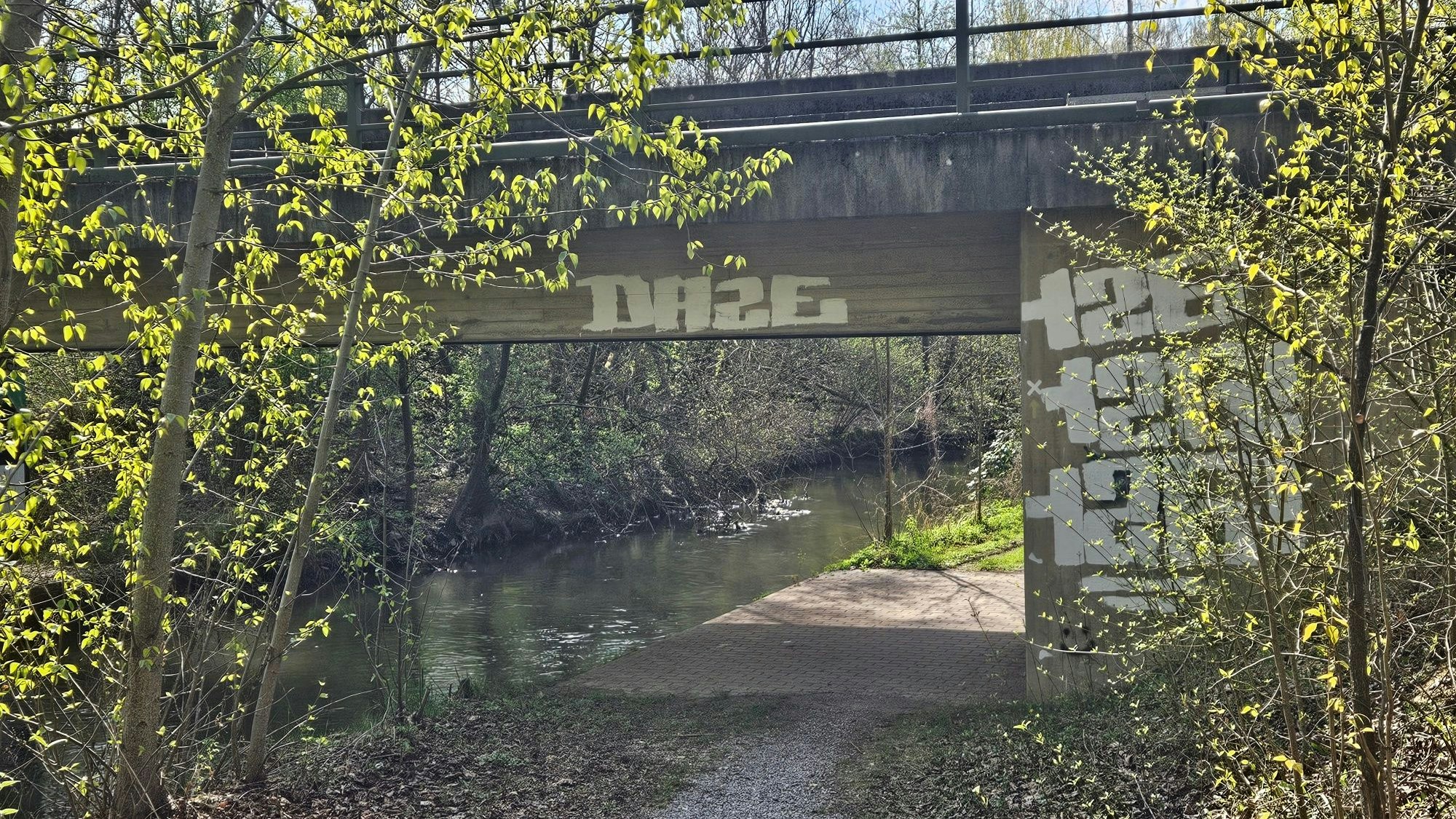 Das Bild zeigt eine Unterführung.
