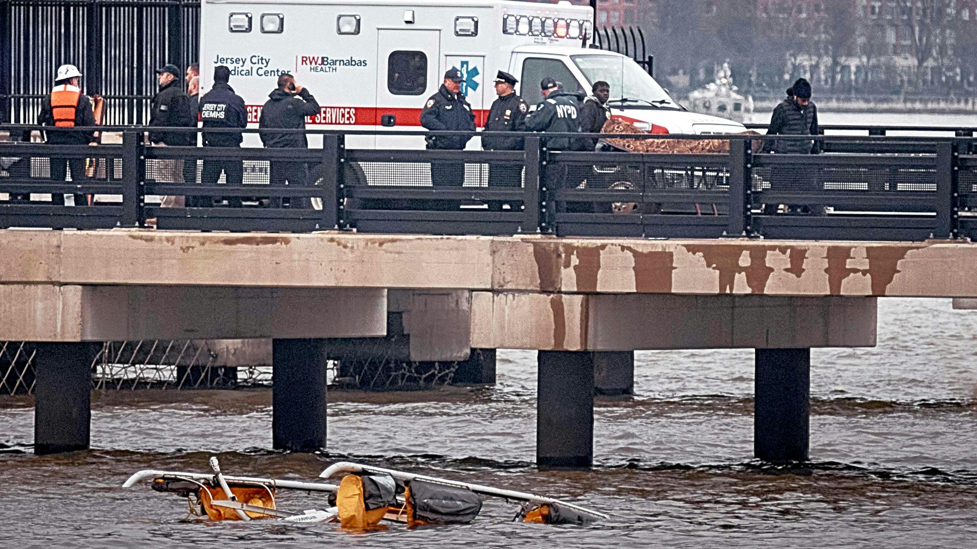 Sechs Menschen sind tot, nachdem ein Sightseeing-Hubschrauber vor Lower Manhattan in den Hudson River gestürzt ist.