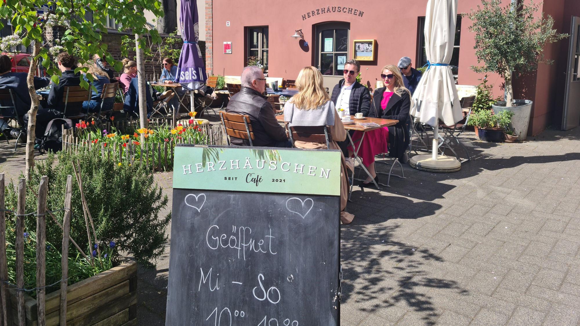Ein Blick aufs Café Herzhäuschen und die Terrasse davor.