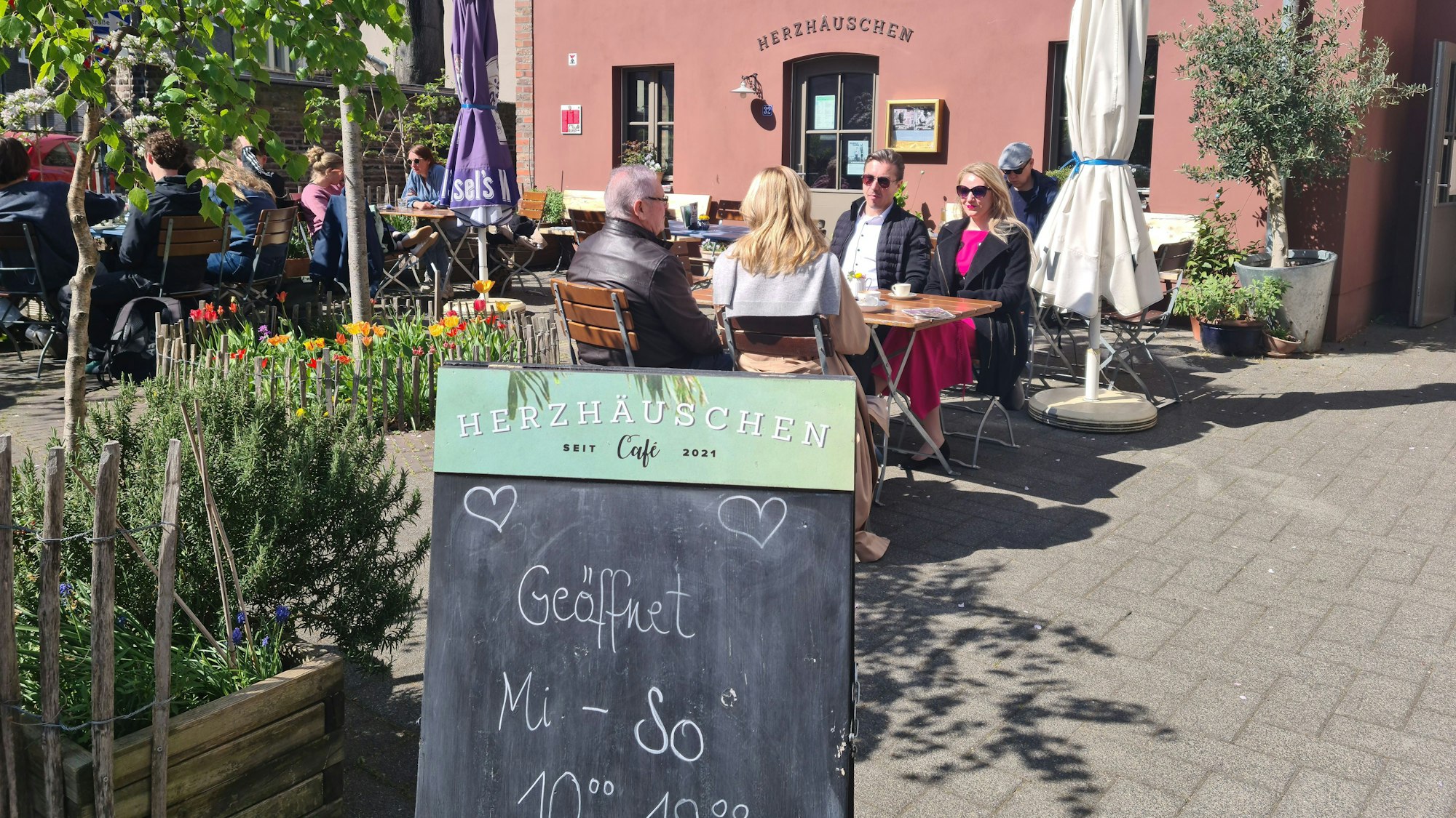Ein Blick aufs Café Herzhäuschen und die Terrasse davor.