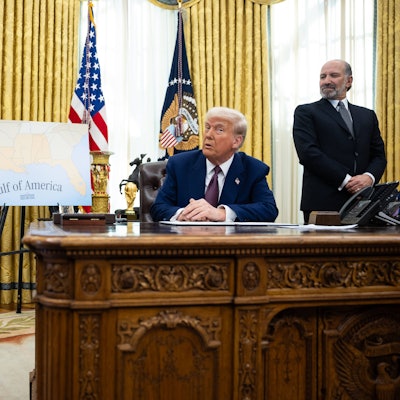 US-Präsident Donald Trump und sein Handelsminister Howard Lutnick im Oval Office des Weißen Hauses.