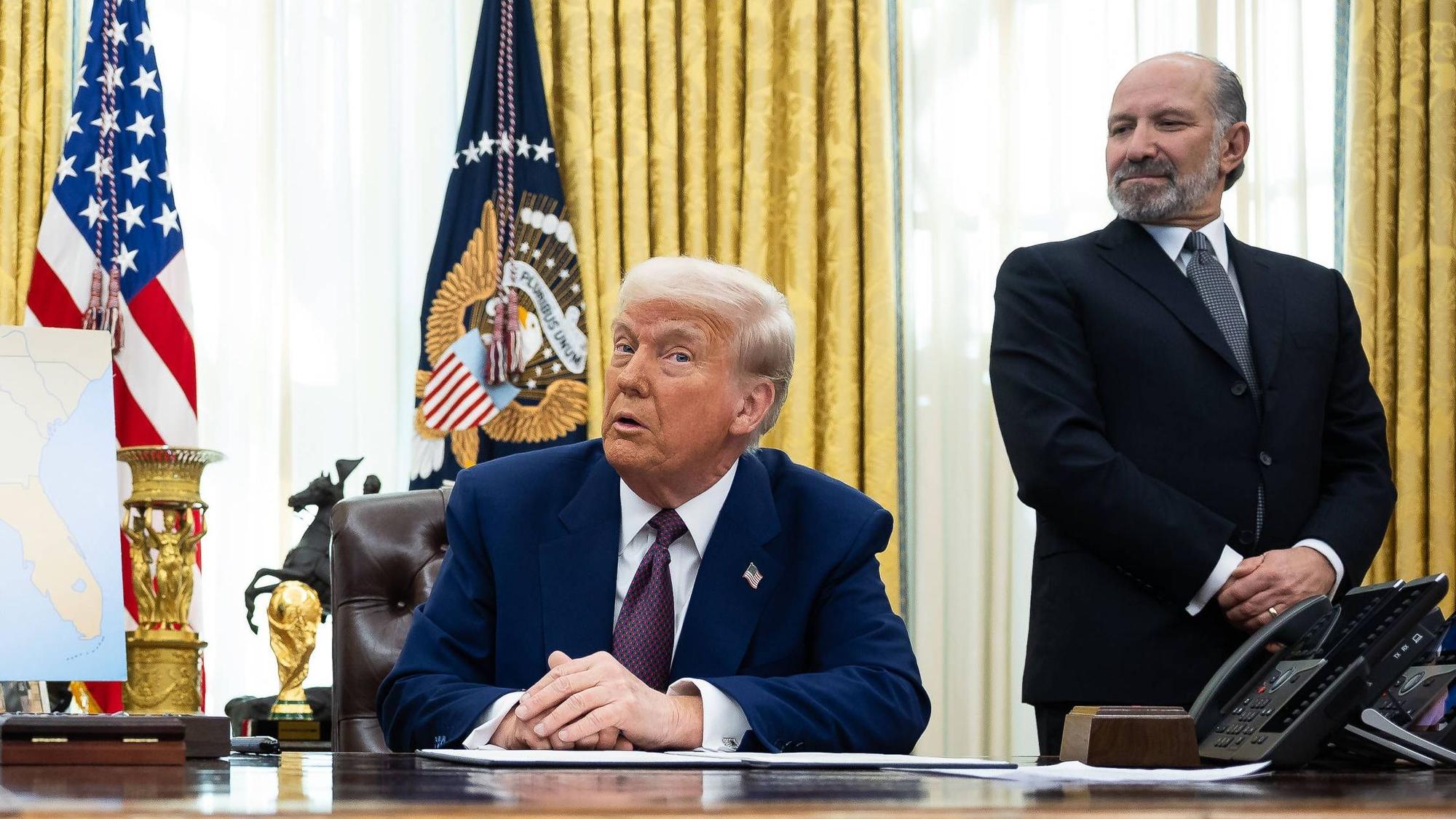 US-Präsident Donald Trump und sein Handelsminister Howard Lutnick im Oval Office des Weißen Hauses.