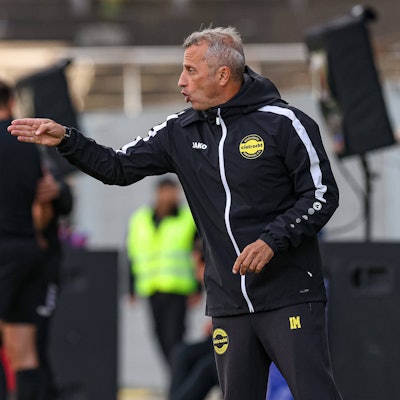 Zu sehen ist Fußballtrainer Trainer Iraklis Metaxas von Eintracht Hohkeppel, der wild gestikuliert.