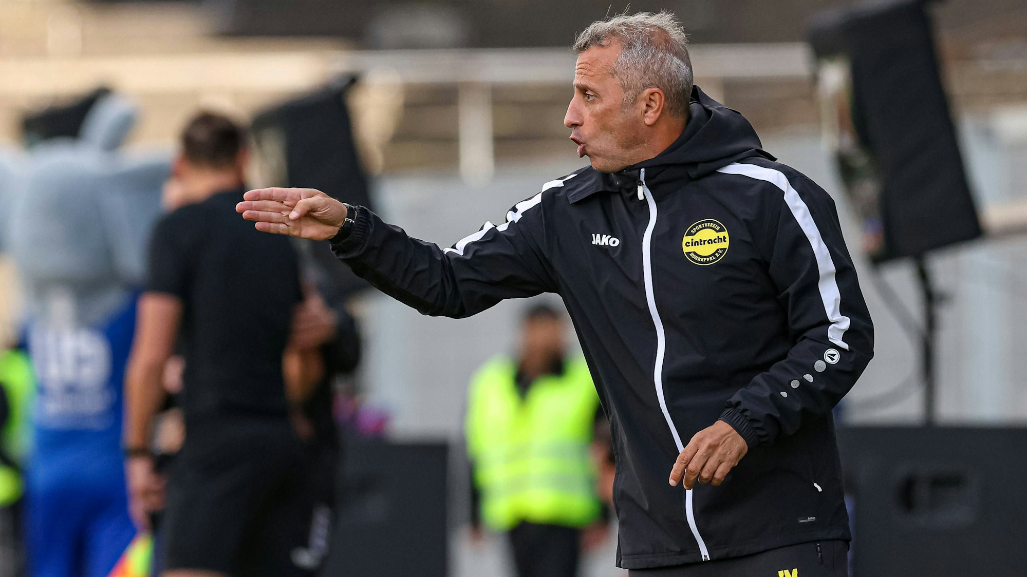 Zu sehen ist Fußballtrainer Trainer Iraklis Metaxas von Eintracht Hohkeppel, der wild gestikuliert.