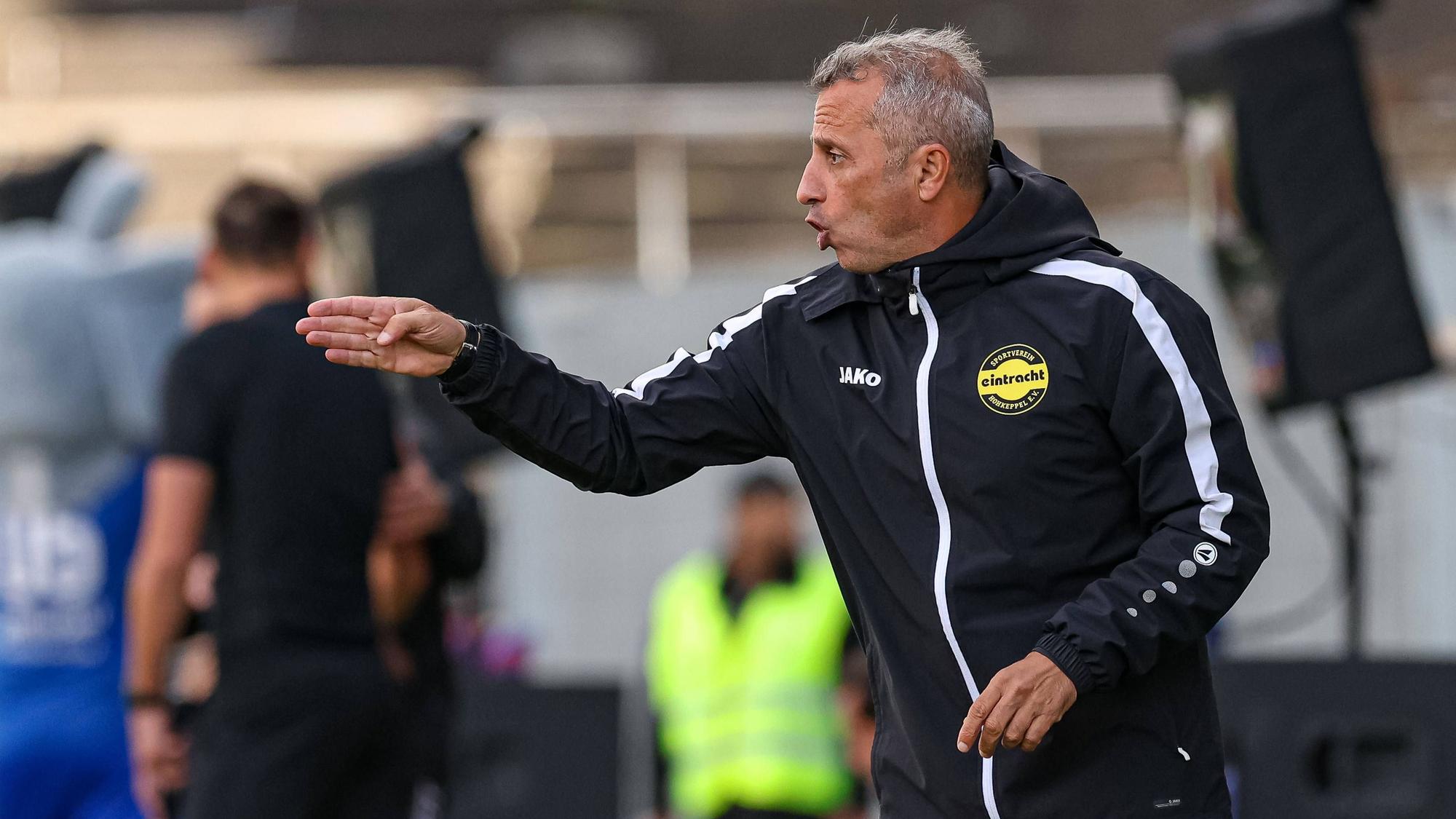 Iraklis Metaxas während seiner Zeit als Trainer bei Eintracht Hohkeppel an der Seitenlinie.
