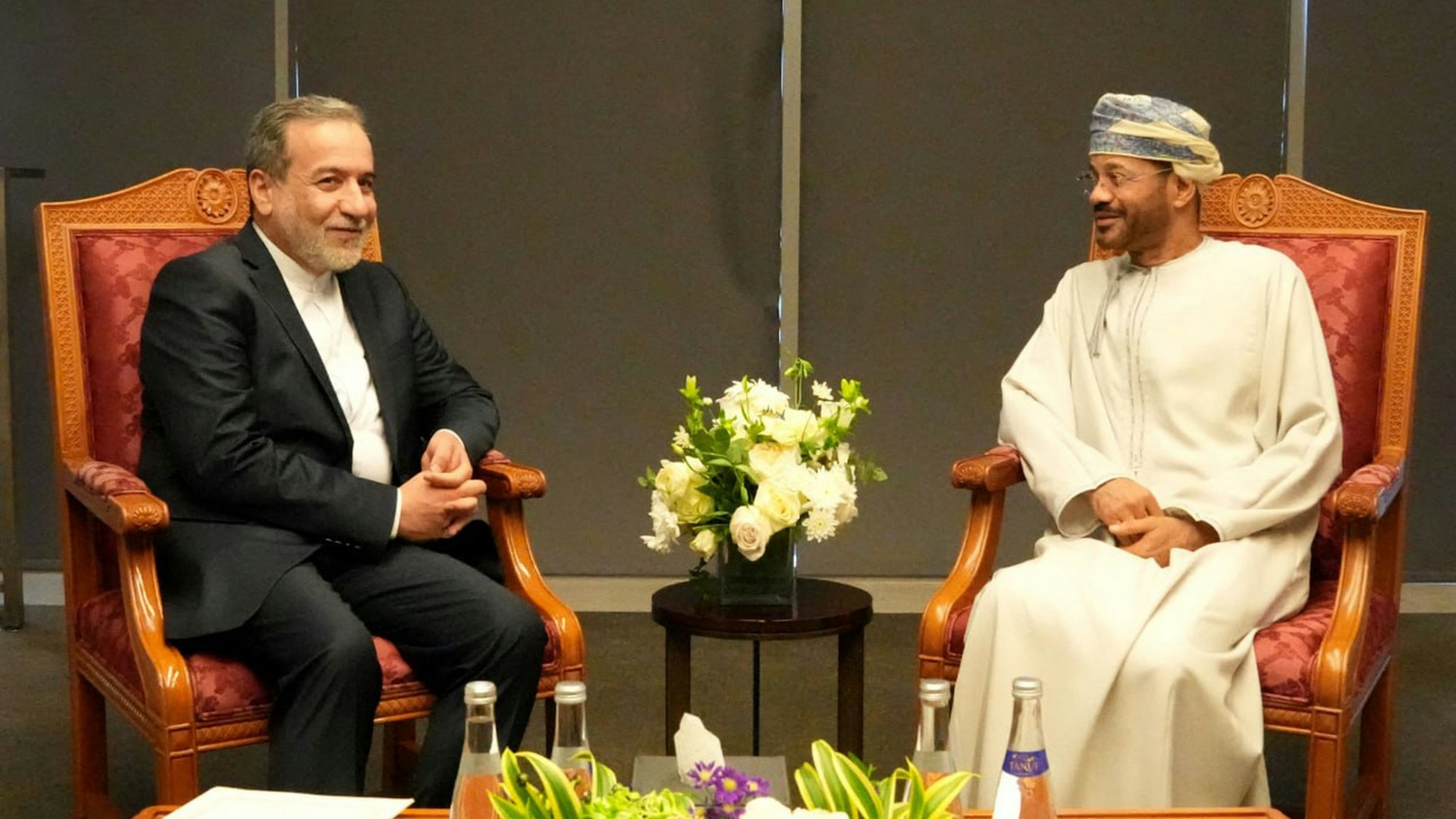 Irans Außenminister Abbas Araghchi trifft auf Omans Außenminister Sayyid Badr al-Busaidi in Muscat.