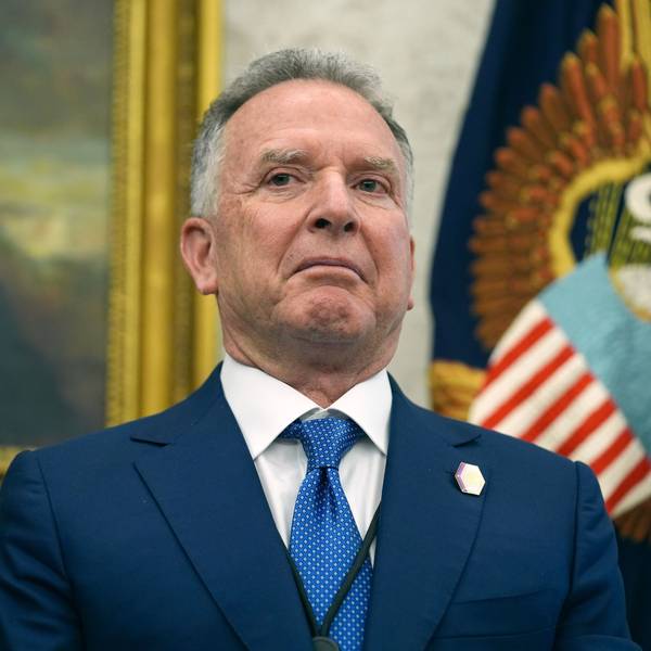 ARCHIV - 04.02.2025, USA, Washington: Steve Witkoff, US-Sondergesandter für den Nahen Osten, beobachtet, wie US-Präsident Trump im Oval Office des Weißen Hauses am 3. Februar 2025 in Washington Durchführungsverordnungen unterzeichnet. (zu dpa: «US-Gesandter: Sind zu Kompromiss mit Iran bereit») Foto: Evan Vucci/AP/dpa +++ dpa-Bildfunk +++