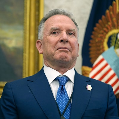 ARCHIV - 04.02.2025, USA, Washington: Steve Witkoff, US-Sondergesandter für den Nahen Osten, beobachtet, wie US-Präsident Trump im Oval Office des Weißen Hauses am 3. Februar 2025 in Washington Durchführungsverordnungen unterzeichnet. (zu dpa: «US-Gesandter: Sind zu Kompromiss mit Iran bereit») Foto: Evan Vucci/AP/dpa +++ dpa-Bildfunk +++