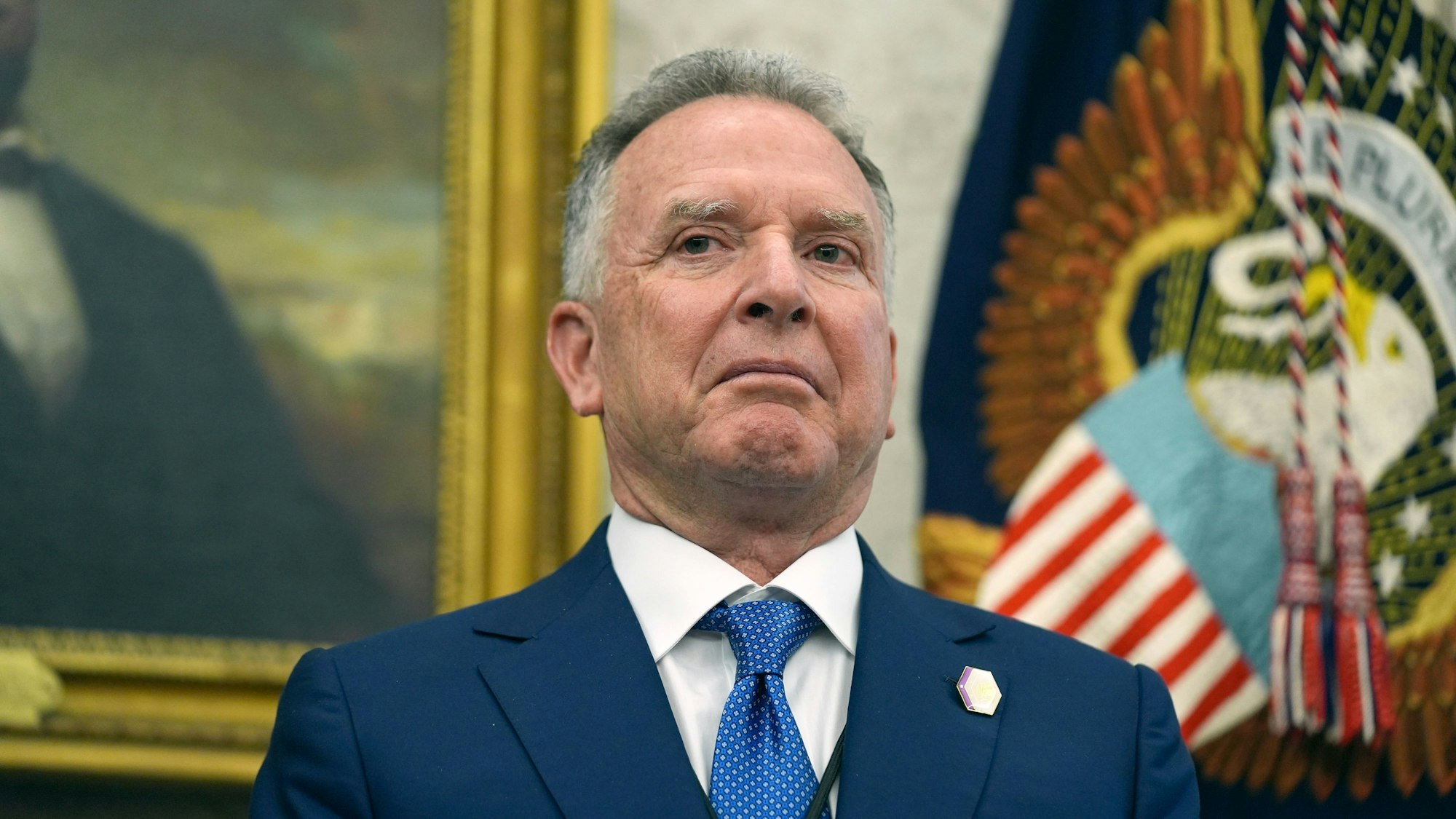 ARCHIV - 04.02.2025, USA, Washington: Steve Witkoff, US-Sondergesandter für den Nahen Osten, beobachtet, wie US-Präsident Trump im Oval Office des Weißen Hauses am 3. Februar 2025 in Washington Durchführungsverordnungen unterzeichnet. (zu dpa: «US-Gesandter: Sind zu Kompromiss mit Iran bereit») Foto: Evan Vucci/AP/dpa +++ dpa-Bildfunk +++