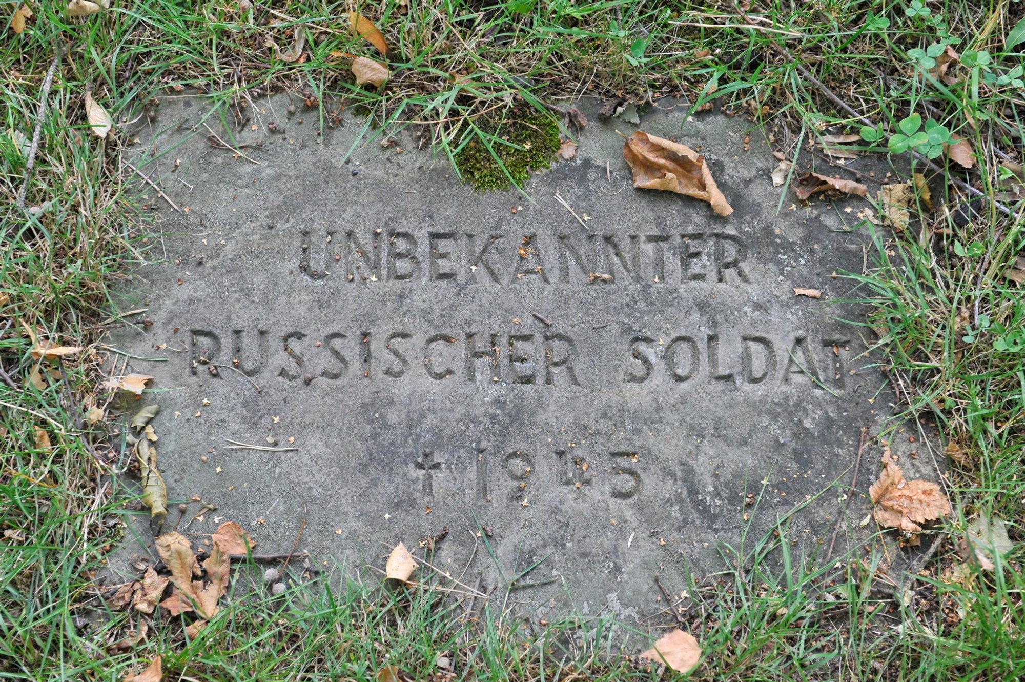 Grabplatte eines unbekannten russischen Soldaten in Rösrath-Stephansheide.