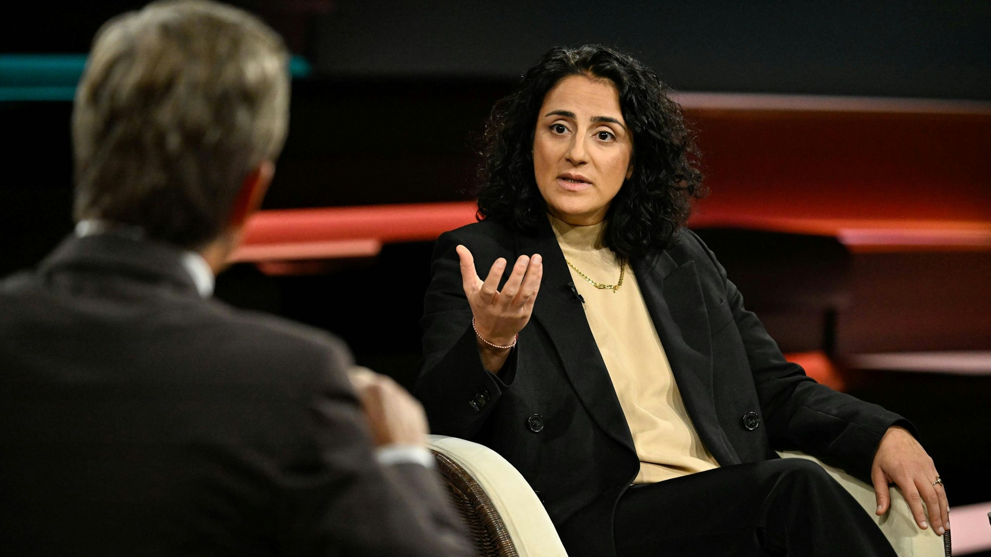 Tugba Tekkal in der ZDF-Sendung „Markus Lanz“ im November 2023. Die ehemalige FC-Spielerin bewirbt sich um ein Amt im FC-Vorstand.