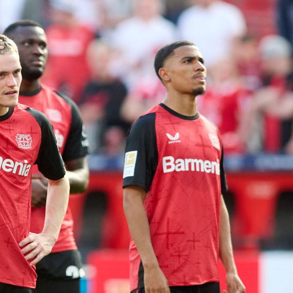 12.04.2025, Nordrhein-Westfalen, Leverkusen: Fußball: Bundesliga, Bayer Leverkusen - 1. FC Union Berlin, 29. Spieltag, BayArena. Leverkusens Florian Wirtz (l) reagiert nach dem Spiel. Foto: Bernd Thissen/dpa - WICHTIGER HINWEIS: Gemäß den Vorgaben der DFL Deutsche Fußball Liga bzw. des DFB Deutscher Fußball-Bund ist es untersagt, in dem Stadion und/oder vom Spiel angefertigte Fotoaufnahmen in Form von Sequenzbildern und/oder videoähnlichen Fotostrecken zu verwerten bzw. verwerten zu lassen. +++ dpa-Bildfunk +++