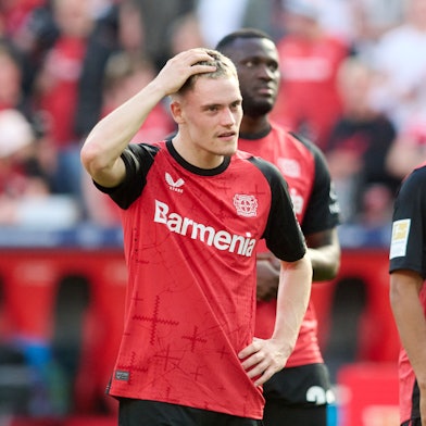 12.04.2025, Nordrhein-Westfalen, Leverkusen: Fußball: Bundesliga, Bayer Leverkusen - 1. FC Union Berlin, 29. Spieltag, BayArena. Leverkusens Florian Wirtz (l) reagiert nach dem Spiel. Foto: Bernd Thissen/dpa - WICHTIGER HINWEIS: Gemäß den Vorgaben der DFL Deutsche Fußball Liga bzw. des DFB Deutscher Fußball-Bund ist es untersagt, in dem Stadion und/oder vom Spiel angefertigte Fotoaufnahmen in Form von Sequenzbildern und/oder videoähnlichen Fotostrecken zu verwerten bzw. verwerten zu lassen. +++ dpa-Bildfunk +++