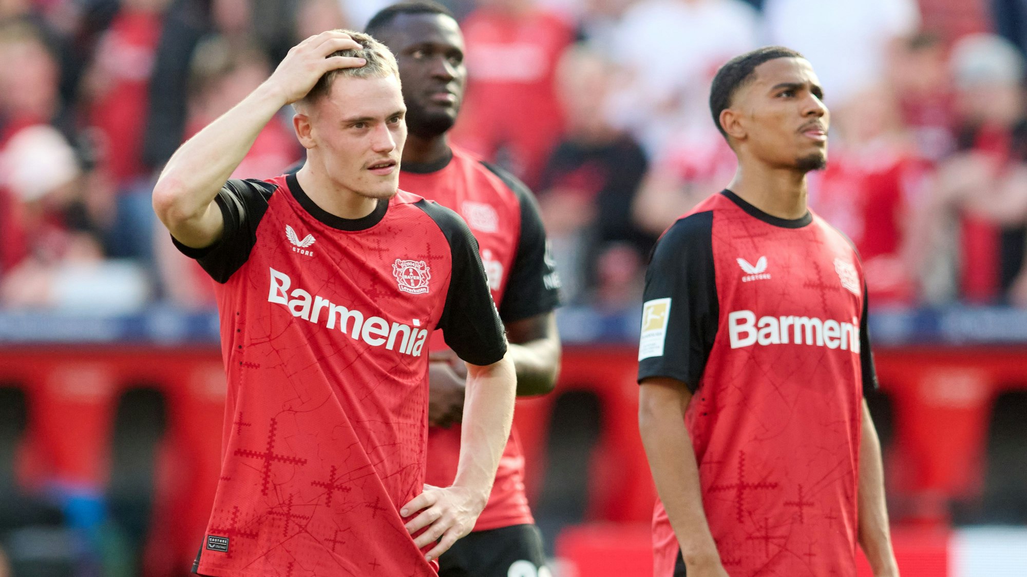 12.04.2025, Nordrhein-Westfalen, Leverkusen: Fußball: Bundesliga, Bayer Leverkusen - 1. FC Union Berlin, 29. Spieltag, BayArena. Leverkusens Florian Wirtz (l) reagiert nach dem Spiel. Foto: Bernd Thissen/dpa - WICHTIGER HINWEIS: Gemäß den Vorgaben der DFL Deutsche Fußball Liga bzw. des DFB Deutscher Fußball-Bund ist es untersagt, in dem Stadion und/oder vom Spiel angefertigte Fotoaufnahmen in Form von Sequenzbildern und/oder videoähnlichen Fotostrecken zu verwerten bzw. verwerten zu lassen. +++ dpa-Bildfunk +++